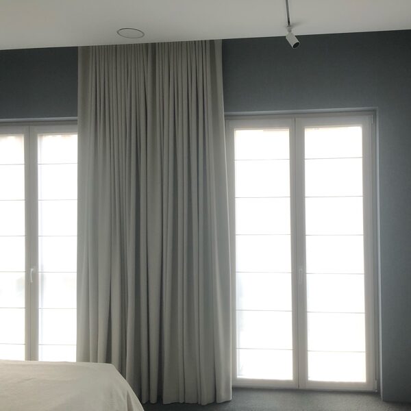 Užuolaidos valdymo variantai- šiuo atveju keturios užuolaidos, sustumtos į vieną bloką