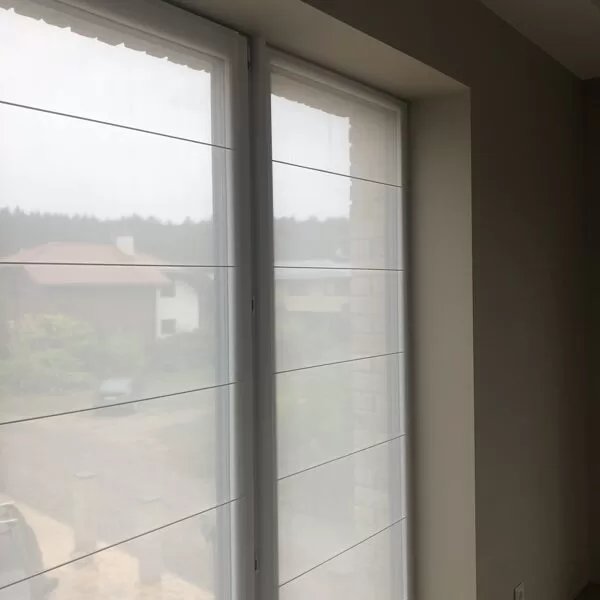 Dieninės širmutės - be mechanizmo, klijuojama prie lango rėmo kontaktine juosta