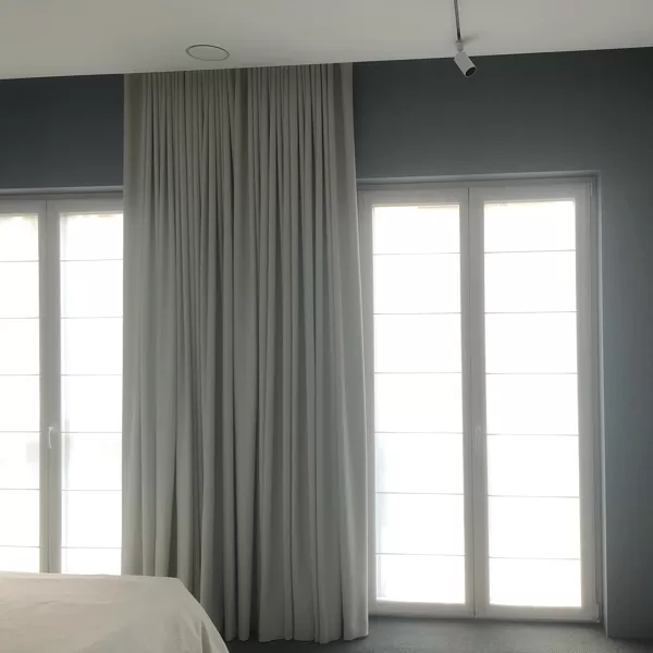 Užuolaidos valdymo variantai- šiuo atveju keturios užuolaidos, sustumtos į vieną bloką