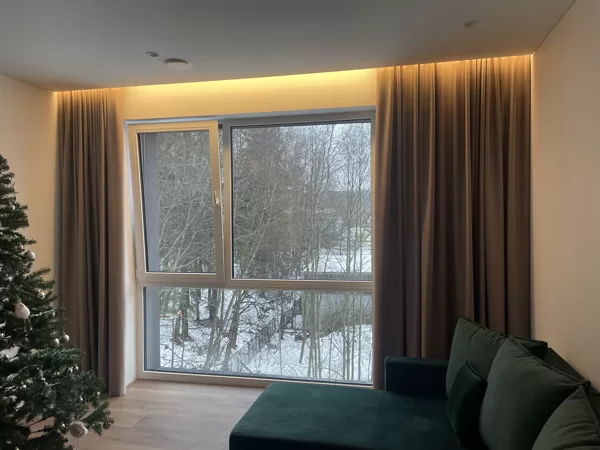 Kontrastas užuolaidų spalvos minkštos dalies spalvai