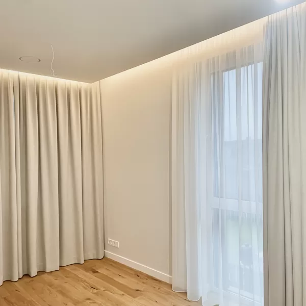Naktinių užuolaidų spalvos deinimas prie sienų spalvos