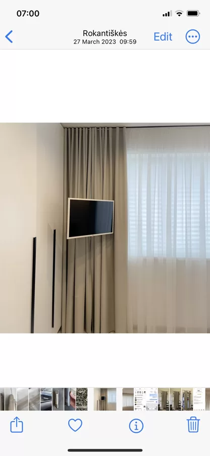 Sprendimas "paskandinti" televizoriaus laikiklį užuolaidose