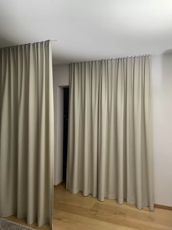 Užuolaidos, atliekančios tiek durų, tiek sienos funkciją